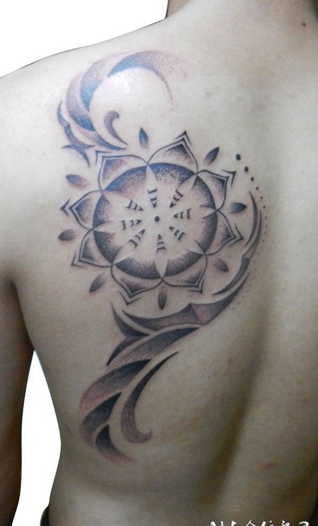 背部抽象太阳纹身