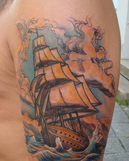 大臂海浪和帆船纹身图案