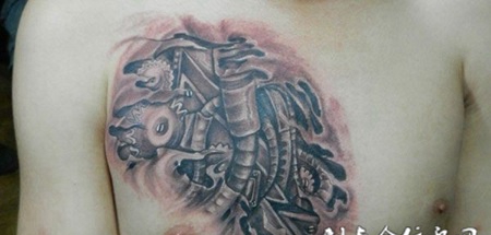 胸前的机械纹身