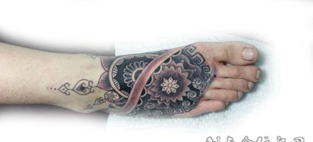 脚面上的莲花纹身