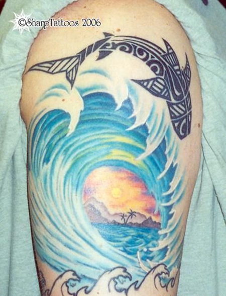 大臂上的海浪纹身图案