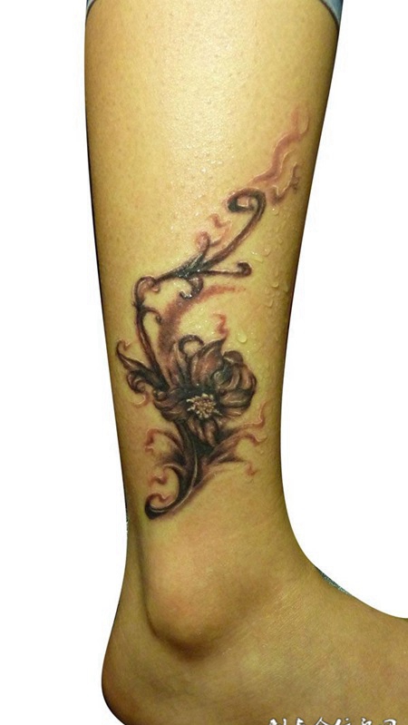 脚踝上的花藤纹身