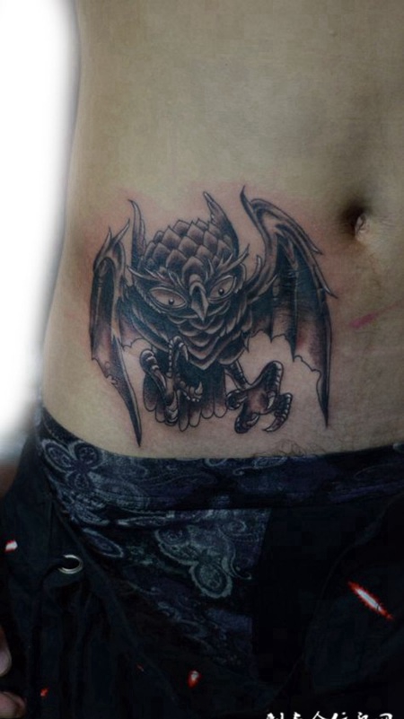 腰侧的猫头鹰纹身