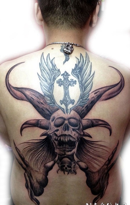 背部骷髅翅膀纹身