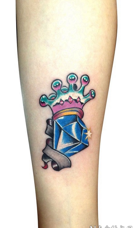小腿上顶着皇冠的钻石纹身