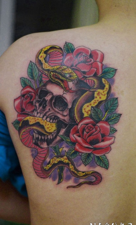 背部的骷髅玫瑰花纹身