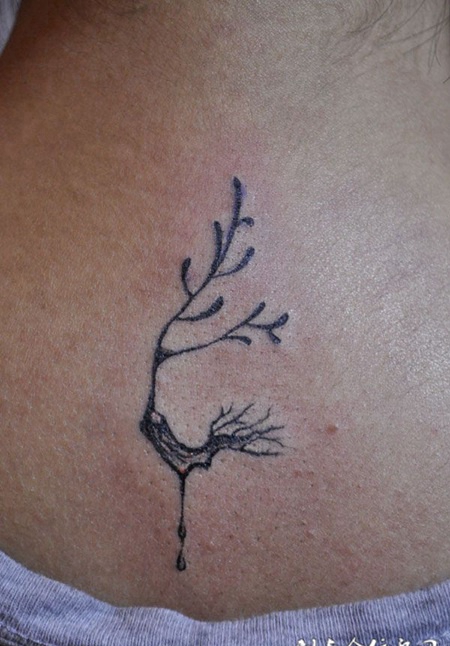背部小树纹身