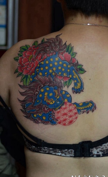 背部唐狮子戏牡丹纹身