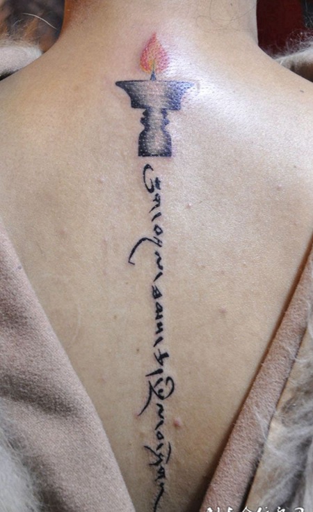 后背上的蜡烛文字纹身