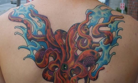 背部章鱼海浪纹身图案