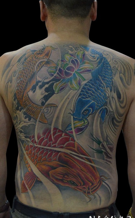 满背锦鲤纹身