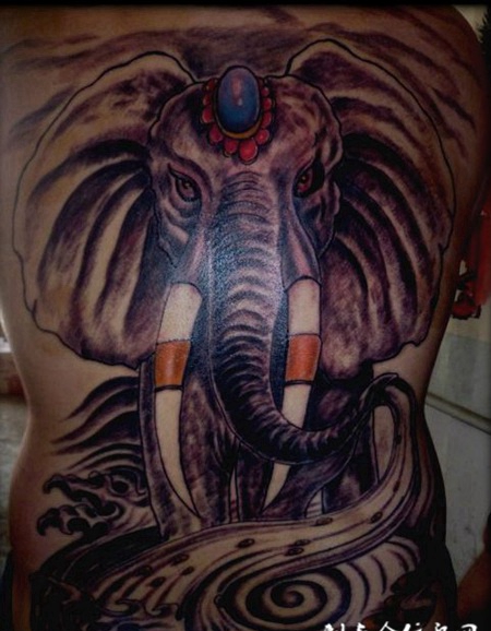 满背象神纹身