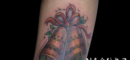 胳膊上的铃铛纹身