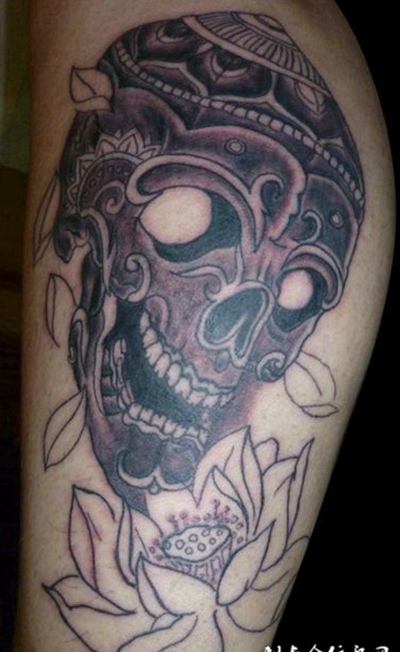 腿上的嘎巴拉莲花纹身