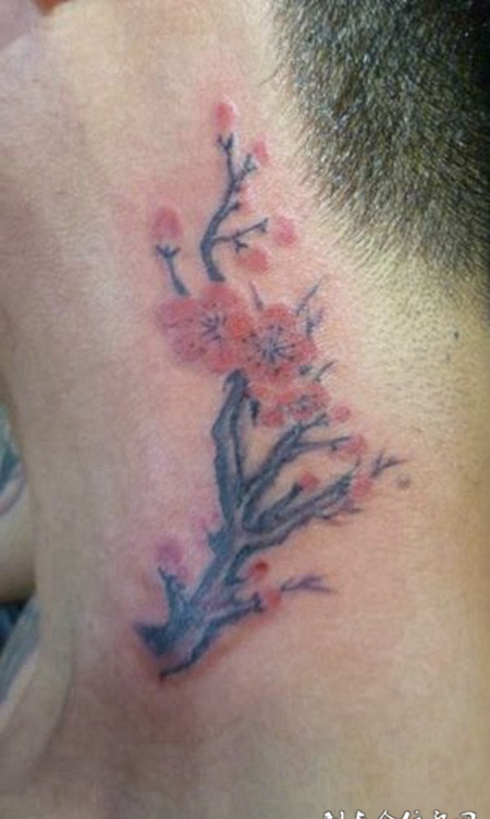 颈部梅花纹身