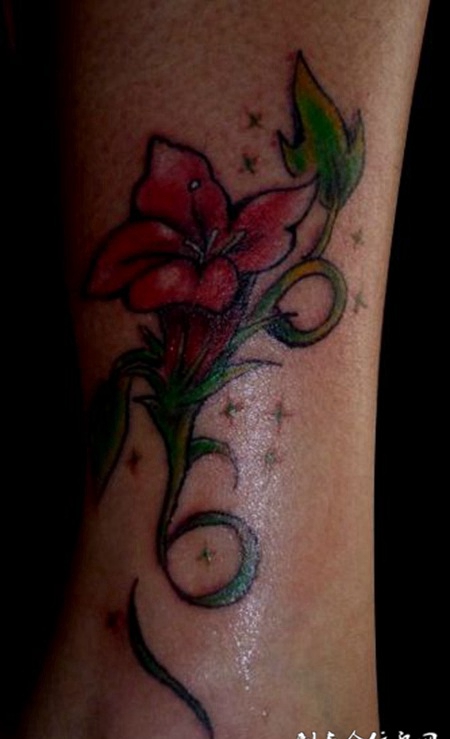 小腿上的百合纹身