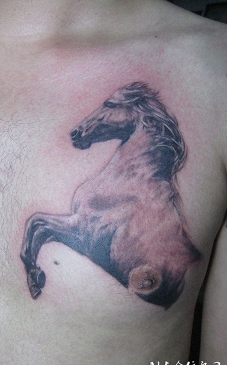 胸前的马纹身