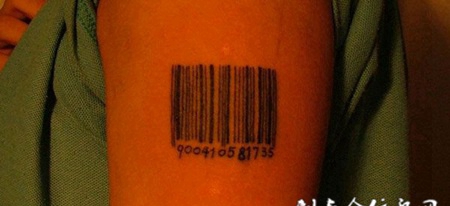 胳膊上的条形码纹身