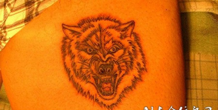 腿部狼头纹身