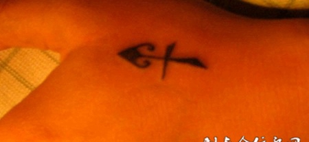 手背上的十字桃心纹身