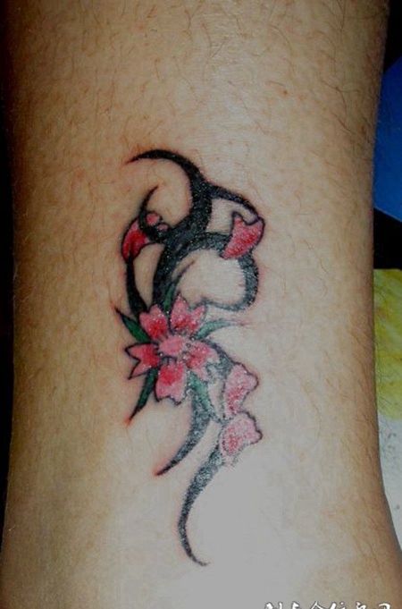 脚踝上的图腾小花纹身