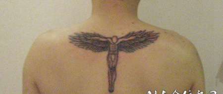 后背上的天使纹身