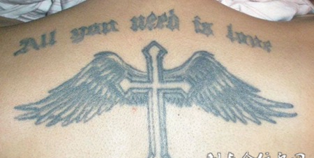 背部十字架翅膀纹身