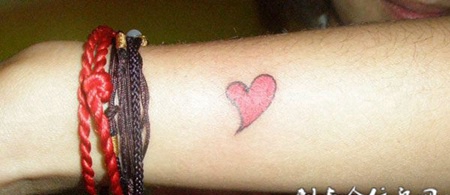 手腕上的心纹身