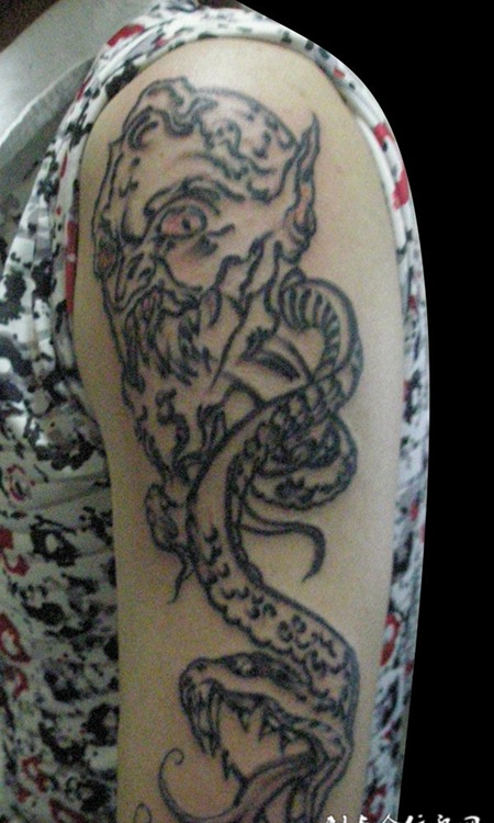 胳膊上的蛇人纹身