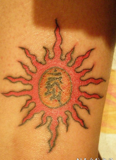 小腿上的太阳图腾纹身
