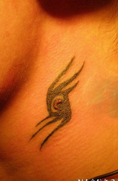 胸前的抽象纹身