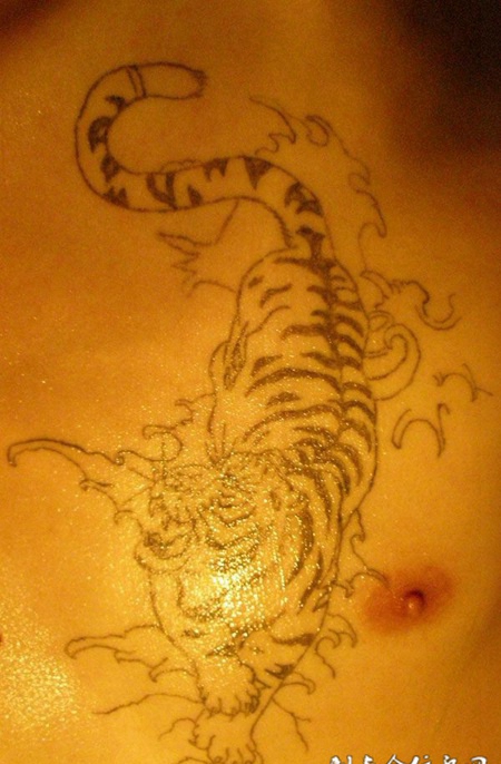 胸前的下山虎纹身