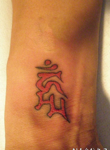 手腕上的文字纹身