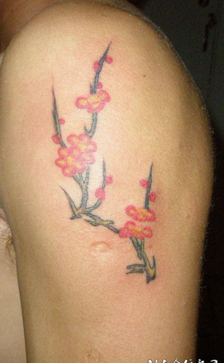 胳膊上的梅花纹身