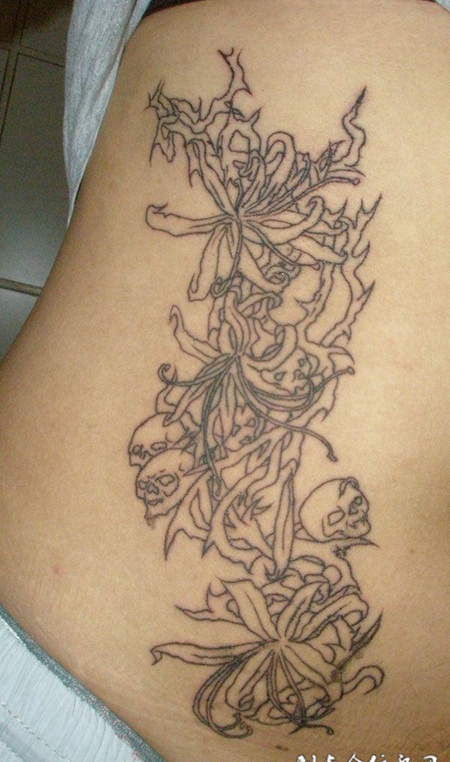 腰侧的彼岸花纹身