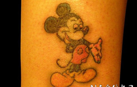 胳膊上的米老鼠纹身图案