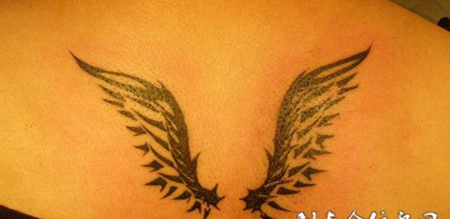 后背上的翅膀图腾纹身