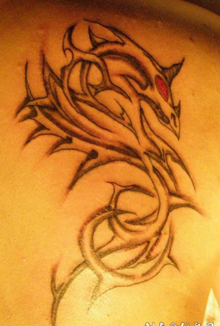 背部龙荆棘纹身