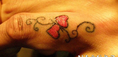 手指上的心纹身