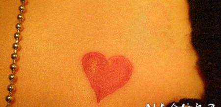 胸前的心形纹身