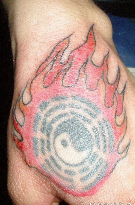 手背上的太极图纹身