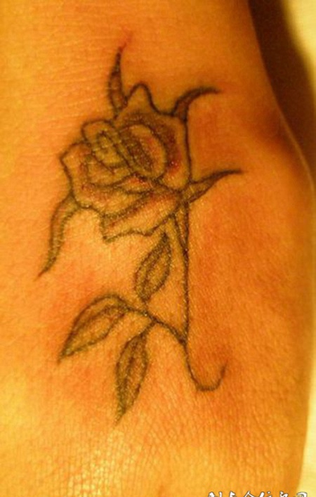手背上的玫瑰花纹身