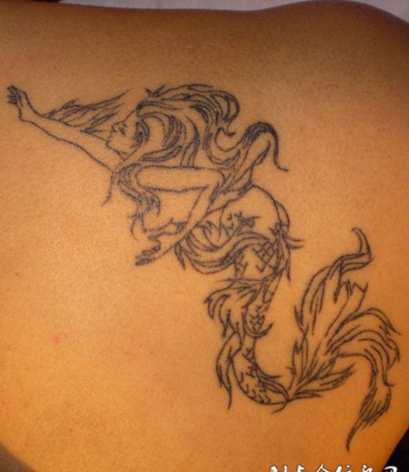 背部的美人鱼纹身