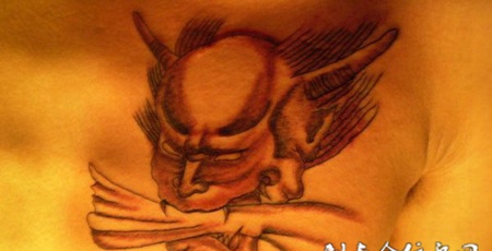 胸前的恶鬼纹身