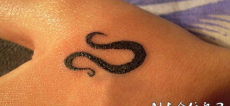 手背上的抽象符号纹身