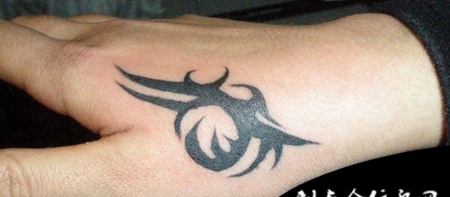 手背抽象图腾纹身