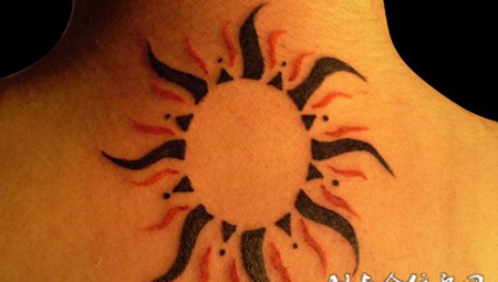 后背上的图腾太阳纹身