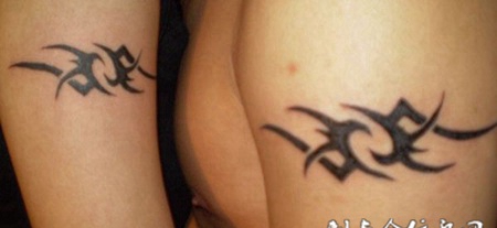 胳膊上的图腾情侣纹身