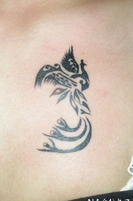 胸前的凤凰图腾纹身