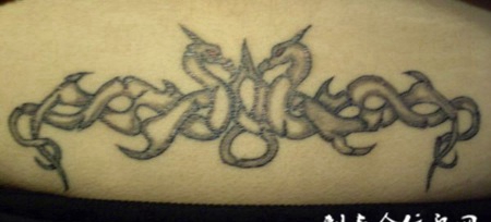 后腰上的双龙纹身图案